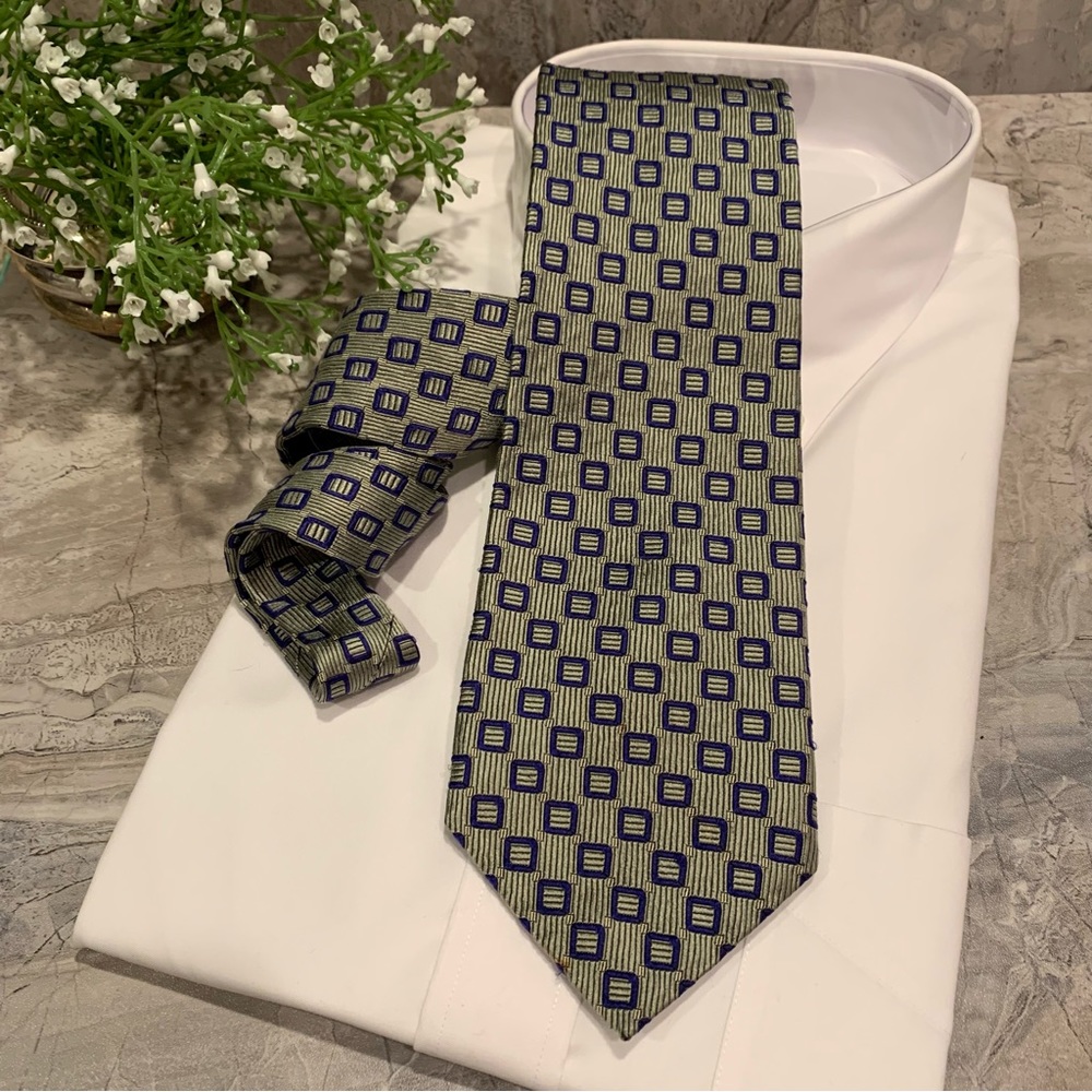 Nautica 100% silk green & blue tie.  EUC.